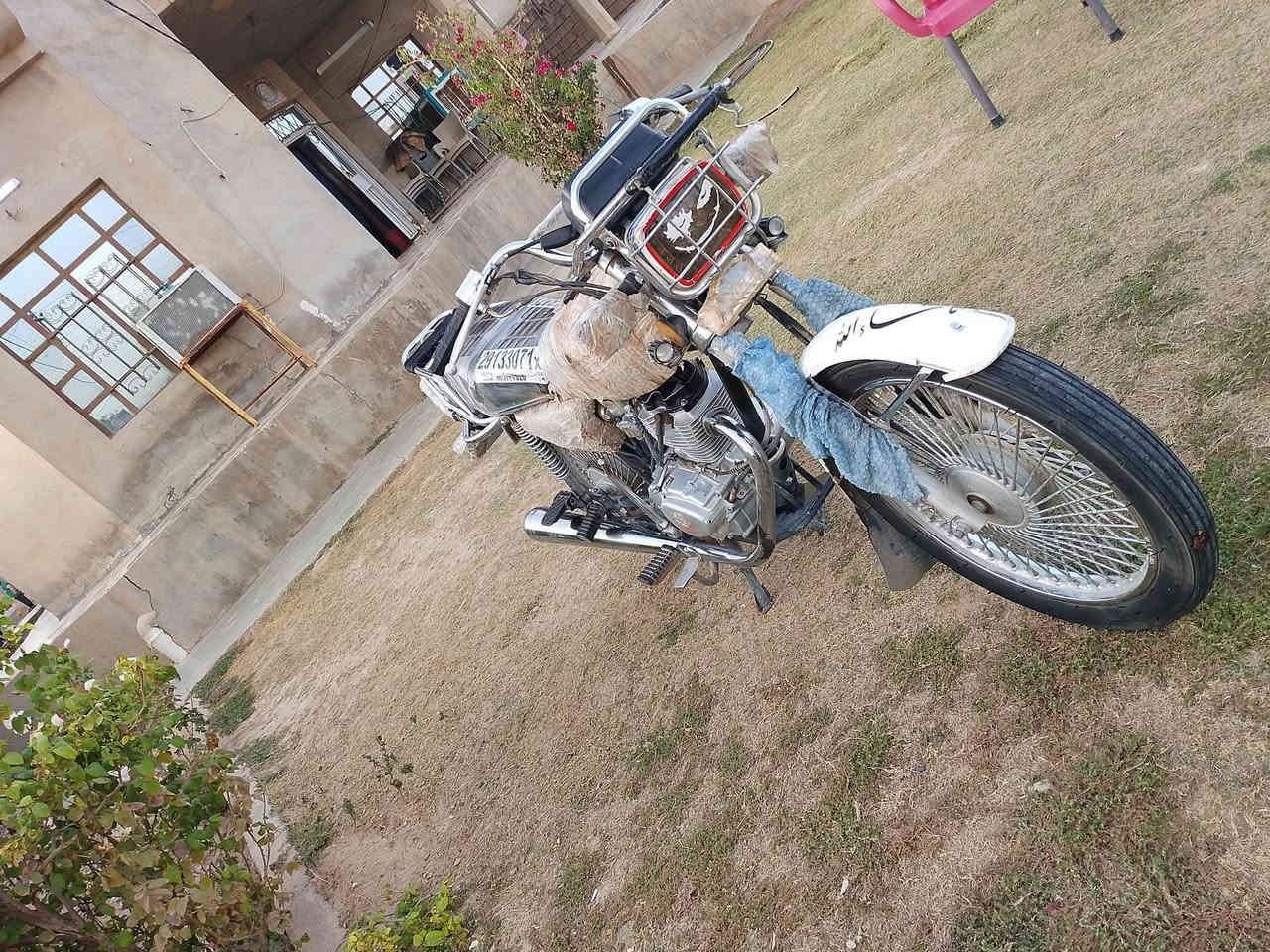 إسلام عليكم
موطور للبيع تايكر 20 
الون ؟ رصاصي 
محرك ؟ نضيف 
نشاط ؟ فول فول 
كهربائيات ؟ كلها شغاله 
تواير ؟ جدد الجدام + الوره جدد 
شرط النضافه 
السعر 550 
المكان ؟ الشرقاط 
الاستفسار ؟ ***********
