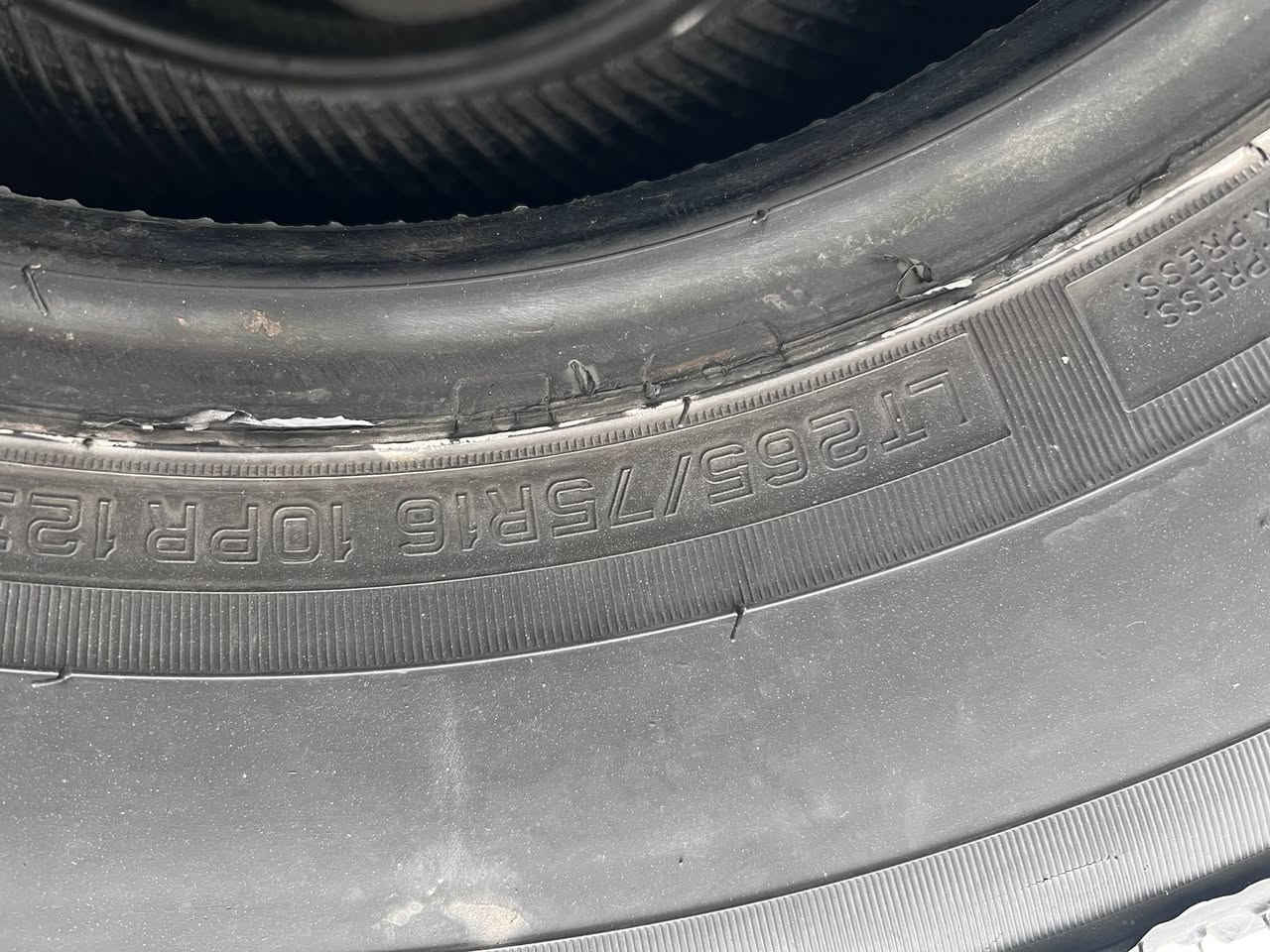 تاقمي تايةية 265/75/16 ية
تاريخي2025 زور تازةية تايةيكان مانگيك كةمتر لةژير سةيارةيا بوة هةموي بةشةرت 
بةلوكي ٤ گةلام بيداوة بة ٣ گةلا دةفرؤشم 
سليماني ***********
