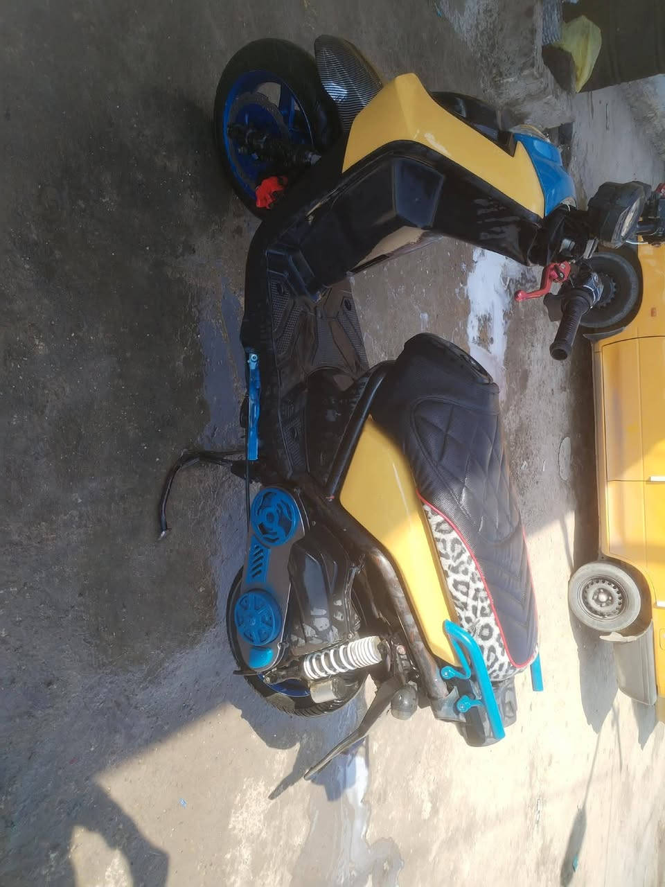 السلام عليكم دراجة سكنس لبيع كفرات مصبوغة جمالية السعر 750 وبيها مجال مكاني بغداد  مدينة الصدر ***********
