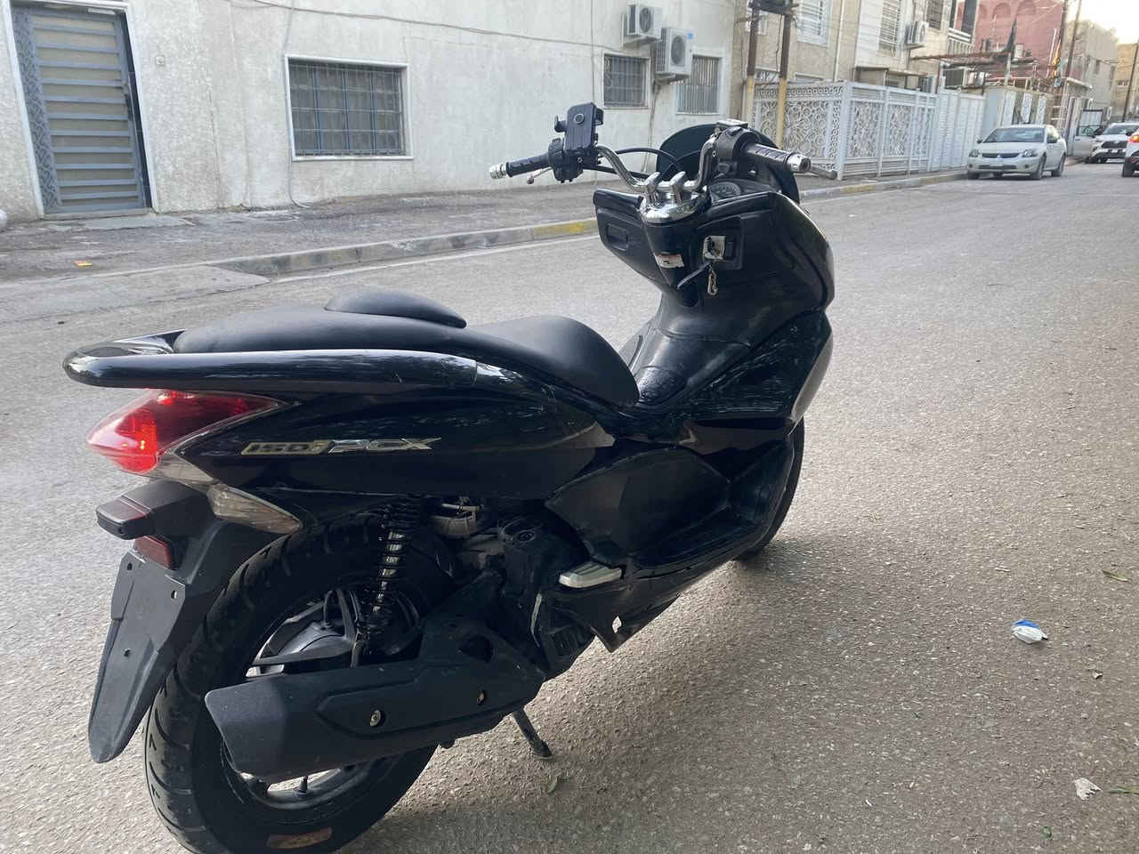 سلام عليكم عندي دراجة pcx حجم 150iياباني اصلي جيل الأول ستان كهربائي حساس ازدحام شلعه معدل مكينة كله جديد مكان بغداد الرصااااافه السعرررر مليون  للاتصال ***********
