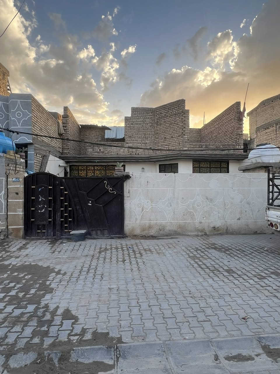 سلام عليكم بيت مساحه ٢٠٠ متر يقع في منطقة الدوانم مقابيل العبره مال الصافي طابق ونصف يحتوي على حوش وستقبال وغرفتين كبار  واجهه ١٠ ونزال ٢٠ ثامن بيت عن الشارع ٥ كيلو شارع عرضه اكثر من١٠ متر موقعه كلش حلو السعر 148 وبي مجال بسيط واي ستفسار هذا رقمي ***********
