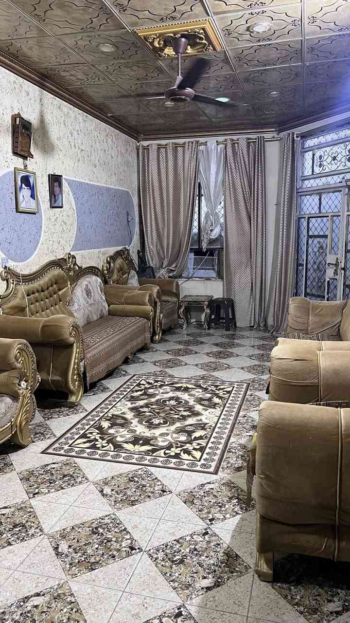 السلام عليكم بيت للبيع في بعقوبة الرحمة شارع الصحفية بضهر جامع صهيب الرومي مساحة ١٢٠ طابو  البيت متكون من ستقبال غرفة نوم وصالة ومطبخ  صحيات الطابق الاول والثاني كذالك بس بناء بعدة مكامل بس نفس بناء الجوة البيت سيراميك كامل بس الحوش لا السعر ٩٠ وبي مجال للاتصال الرقم ***********
