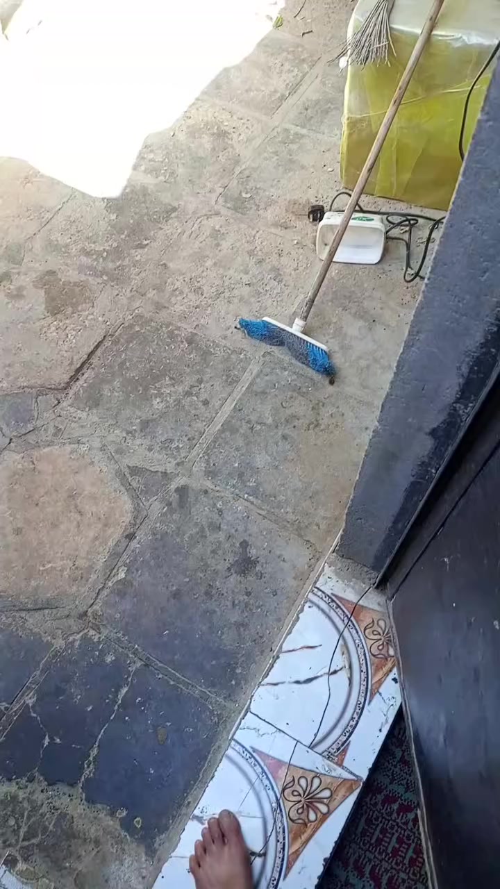 سلام عليكم بيت للبيع بيه 3 غرف 
وصاله ومطبخ المكان ناصريه منطقة الشوفه 
قرب صيطرة المدخل السعر 30 وبيه مجال قليل 
الستفسار عل هاذه رقم ***********
