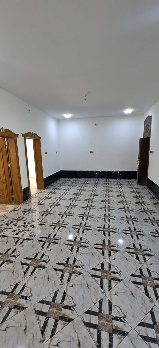 السلام عليكم بيت مساحه200متر الموقع كربلاء طويريج شارع اربعين قرب حي الصناعي يحتوي على غرفتين استقبال صاله جبيره حمامات داخليه خارجيه وساحه سياره كامل من كلشي يرهم بيع او رهن اللاستفسار ***********
