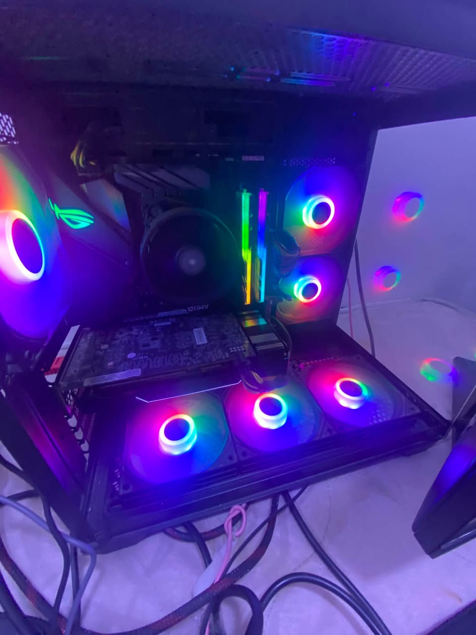 السلام عليكم تجميعه للبيع ‼️
المواصفات الكارت شاشه 2060 6g 
المعالج R5 2600
رامات 16 rgb  
ssd512
HHd1T
مع شاشه من شركه ايسر 165 هرتز ماوس ريد دراكون RGb كيبورد شركه رايزر حجم 60 مع سماعه نسيت شركتها بس خوش سماعه 
مذربورد asus B410 الحاسبه استعمال قليل السعر 750 قفل تواصل ***********
