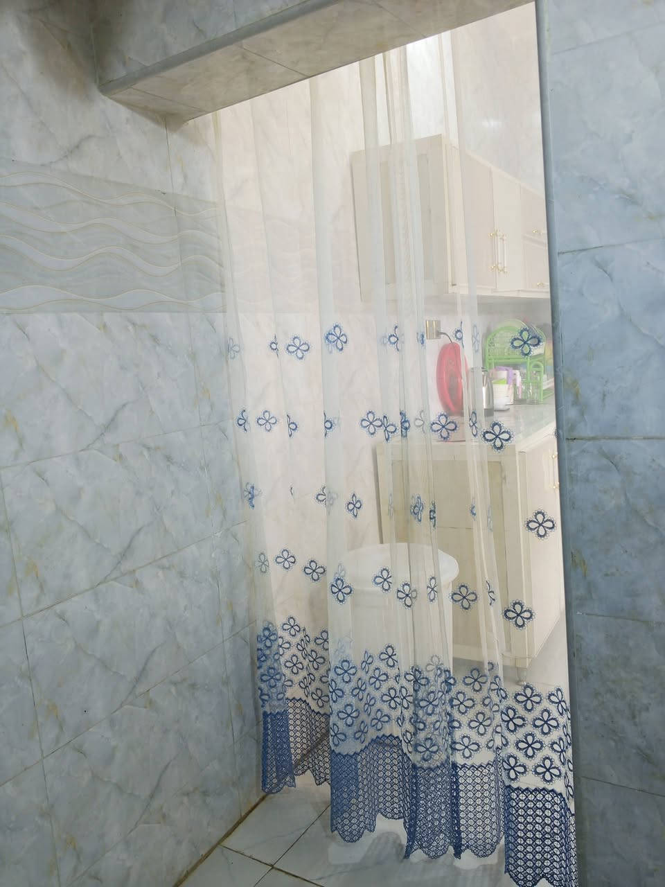 دار سكن للبيع بناء حديث
طابوك سقف كونكريت 
كافه الخدمات متواجده
3غرف نوم
مع صاله مع صحيات خارجيه 
مطابخ حار مع بار مع كراج سياره 
حاوي العباس شارع حسن ال وارد قرب المدرسه
يرجى الاتصال 
***********
