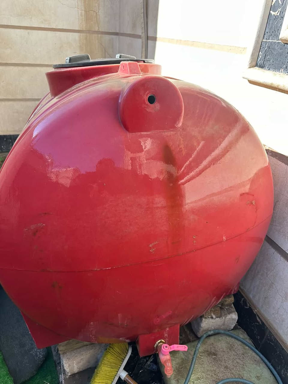 تانكي مي بلاستك للبيع 
بي ثقب صغير موضح بل صوره 
السعر 45
***********
