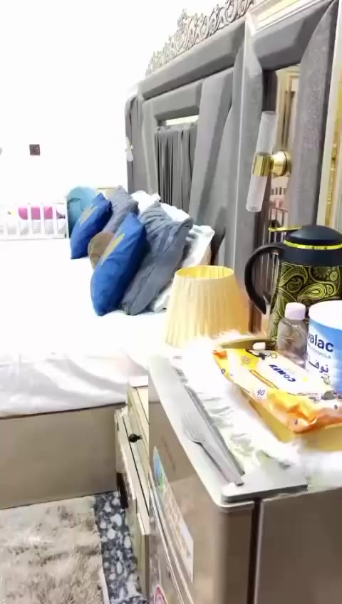 تحية طيبة للبيع غرفة تركيه  درجه اولى مستعمله شهرين فقط ١١ قطعه  البيع لغرض السفر مشتريه ب٣ملايين ونص. ابيعه بمليونين و٧٥٠ وبيه مجال 
مكاني بغداد الغزاليه شارع مدير الامن 
***********
