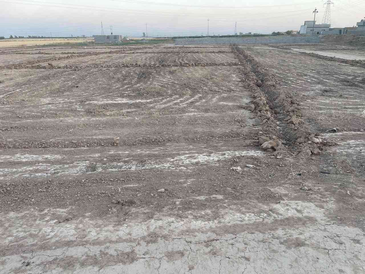 قطع للبيع طريق النزلة (طيبة)مقابل معرض جوهرة الخليج يبعد عن الشارع العام 50 متر خلف التجاري المساحات 200 متر خدمات ماء وكهرباء وسكن ومدارس (سعر القطعة اربعة ملايين) ***********
