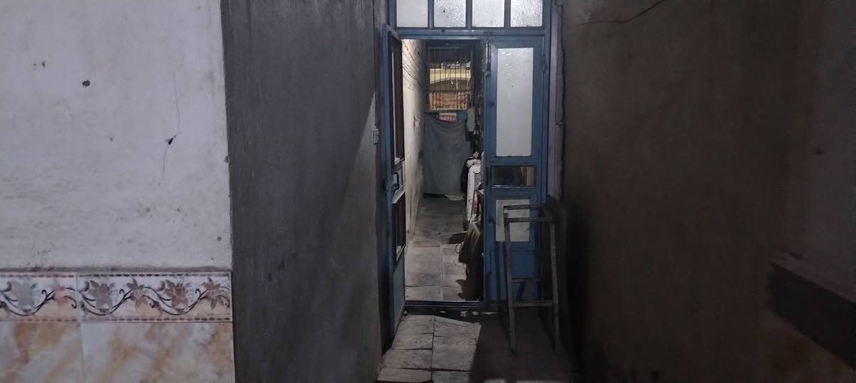 بيت بناء هيكل نضام إيراني طابق اول صاله كبيره واستقبال ومطبخ وتخاريج طابق ثاني ثلاث غرف نضام سويت البيت اساس كونكريت الصقوف شيلمان وصب ١٠ سنتم البيت عوزه ترميم فقط العنوان الجديدة الولئ مقابل مدرسة فلسطين سابقا حاليا مدرسه السدير الابتدائية البيت دولان وحده مساحه من الجوه ١٠ في ١٠ مربع المساحه الكليه ١٠٤ يصلح سكن ويصلح مغزن *********** ابو رضا سعر ٢٠٠
