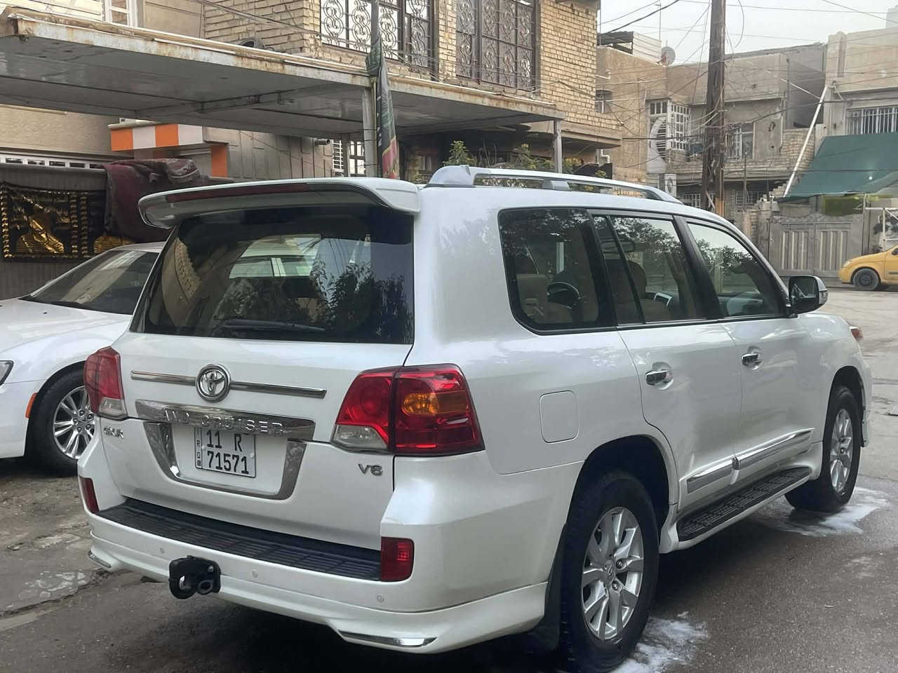 السلام عليكم لاندكروز 2013 فطيم اصل سياره سنويه وهزه ورقام جديد وبسمي تحويل ثاني يوم 
فول موصفات 
بصمه 
فتحه 
كشنات جلد 
كأمره  امامي بلادي 
مري قلاب عل بك 
مري شفط
لايت زنون 
حساس خلفي كأمره خلفيه وشاشه 
زراك لايت 
كشن كهرباء بلادي 
سياره كلش حلوه ونضيفه 
بيه تخم وياله 2018 لوك جديدات 
سياره كامله مابيه نقص مكينه وكير وشاصي وتبديل وفتح كله كفاله بشرط فحص  فقط مقدار شبر بداير رفيع مال جاملغ خلفي كلير ومكانين بارد مكان سياره بغداد الامين $345 بيه مجال بسيط. ***********
