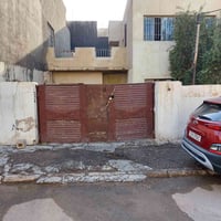 بيت مساحة 200 متر الايجار 4 غرف نوم و صالة كبيرة و كراج كبير و مطبخ و ...