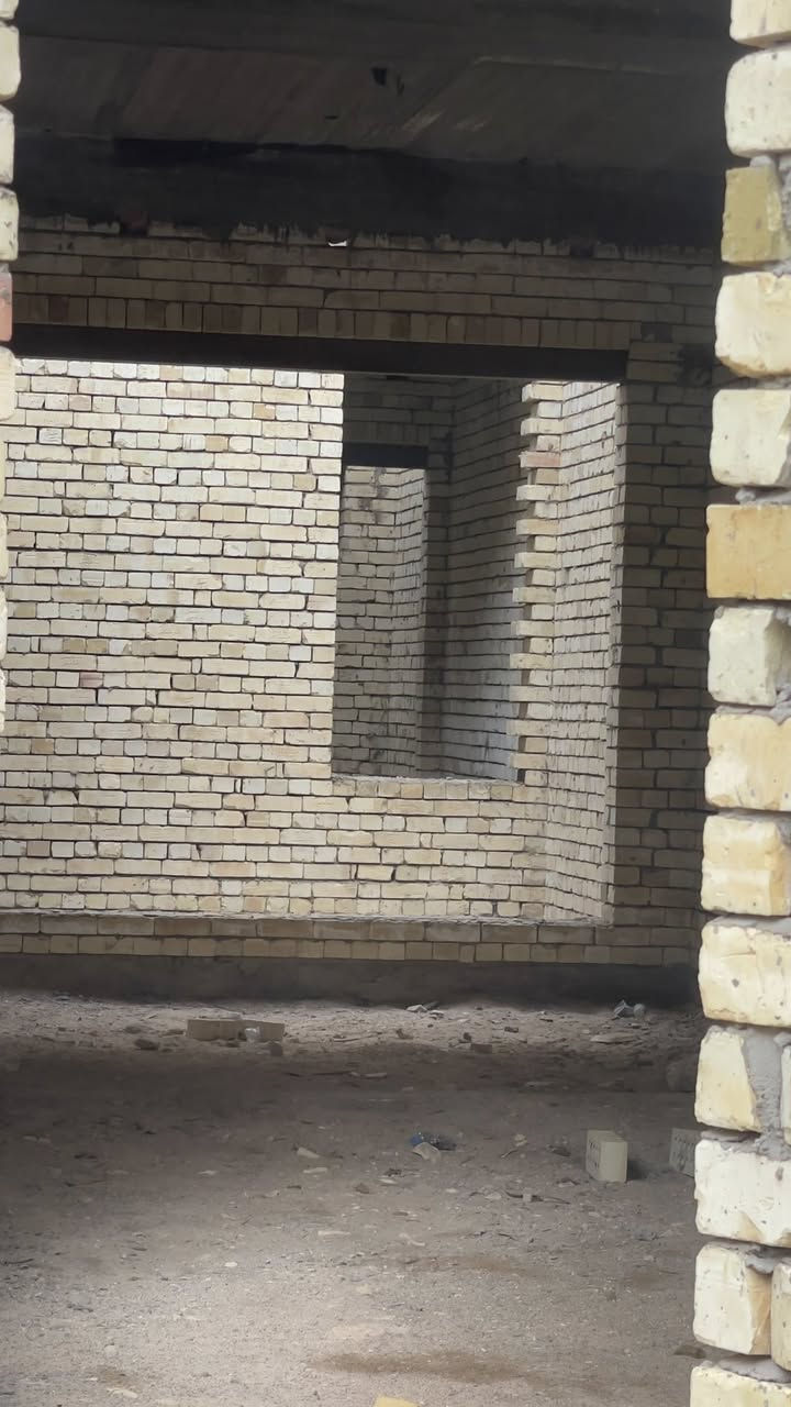 للبيع بيت هيكل ٢١٥ متر في النجف حي الامير بصف شارع موفة نجف منطقة هدوء الوجهة ٧ وربع تقريباً والنزال ٣٠ للجادين بالشراء مراجعة مكتب حسنين شربة ***********
