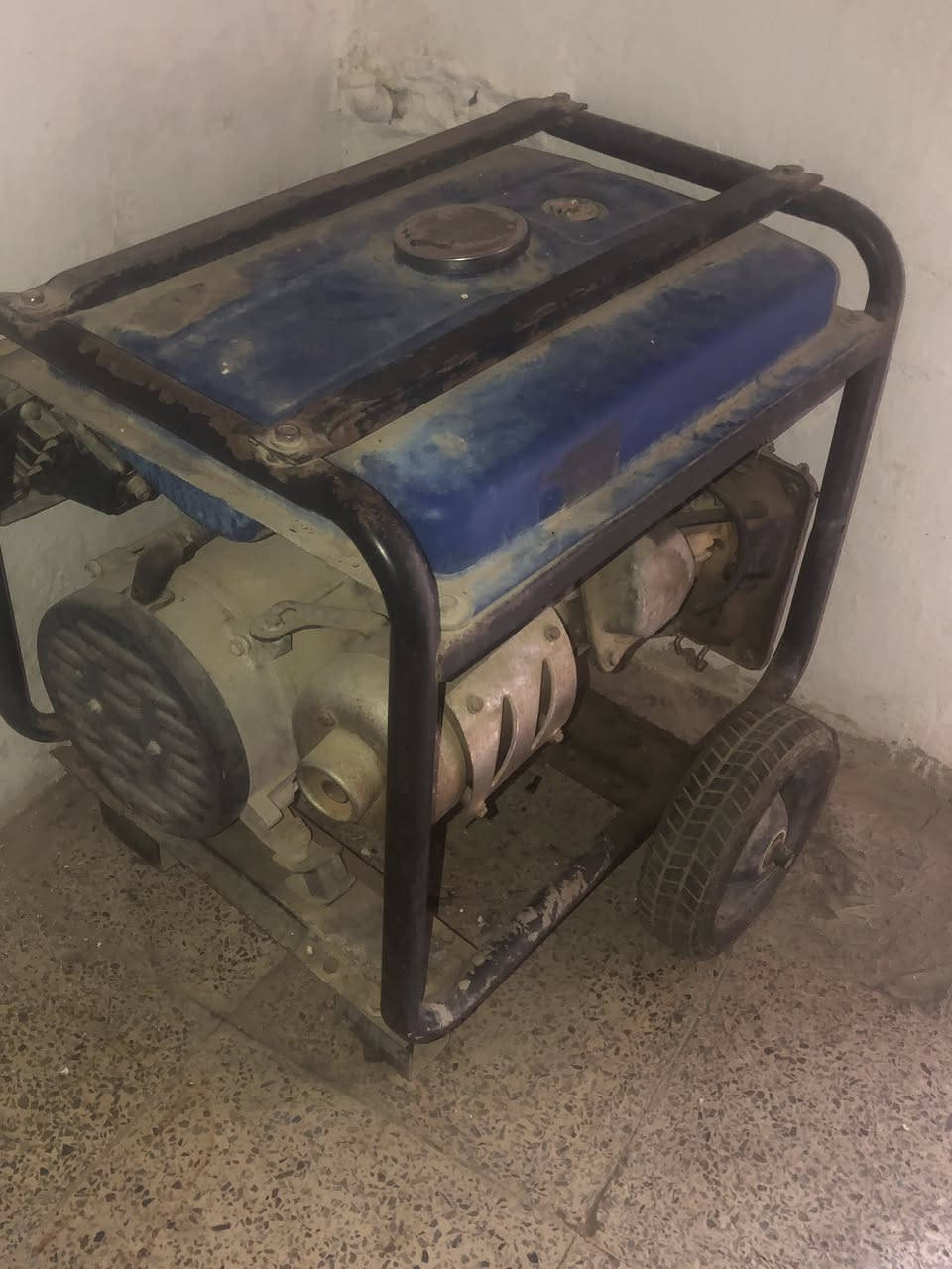 هذا مولده يرادله بس باتري وموجود بي بصمه ومفتاح وسعره 100


**إذا كنت صاحب هذا الإعلان وتريد حذفه لأي سبب، رجاءا أرسل رسالة إلى الدعم الفني**