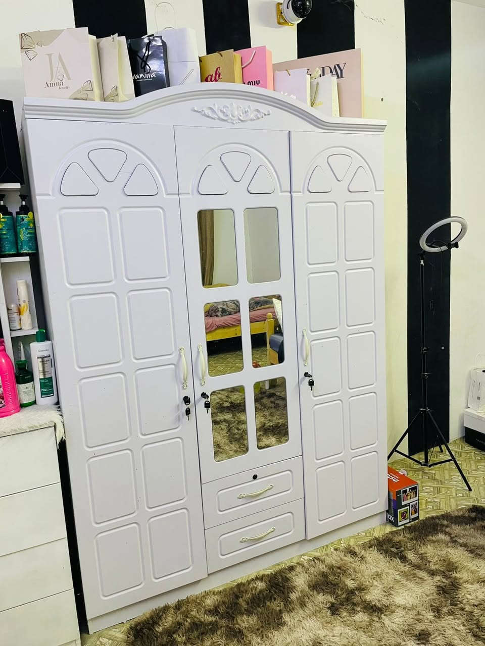 ***********
بغداد/الشعلة
الميز والكنتور ب٤٥٠ الف الميز ٥ مجرات وجبير يلزم هواي غراض هو و الكنتور 
نظيف اخو الجديد 🔥🔥🔥
