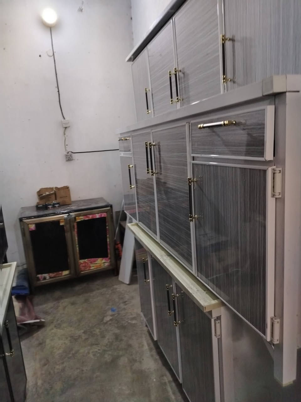 سلام عليكم وصول وجبه جديده في مزاد لأخوين العنوان المفرق الطرق والجسور مقابيل العزات بن تجه رايح عليه المفرق السعر اب 350 وبي مجال للاستفسار *********** كونترات جديد مترين والسنك مترا و30 يتوفر الالوان
