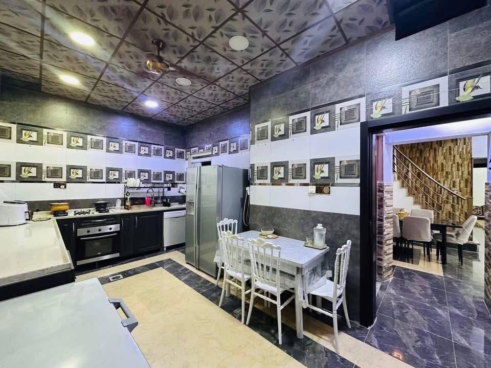 🏠 دار للبيع للبيع 

📍الموقع حي الحدباء فئة أ 

المساحة 200 م 

الواجه 10 ❌20

↕️مكون من طابقين 

♦️الطابق الاول 

استقبال ومطبخ حار وبارد وهول وغرفتين نوم سويت صحيات

♦️الطابق الثاني 

هول وثلاثة غرف نوم سويت وصحيات وسطوح ناصي وسطوح عالي 

✅ السعر 370.000.000 قابل للتفاوض 

⬇️⬇️⬇️⬇️للاستفسار مراجعة مكتب المدينه سايدين الصديق قرب مرطبات البحرين 

***********

***********
