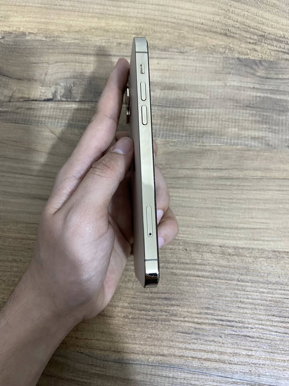 أيفون 12 برو برو ))وتر بروف ما مفتوح نهائياً
ذاكره ٢٥٦ 
نموذج M 
بطارية 78 بلادية
 بي السماعه الفوك واكفة فقط شوف الصور زين
محلقات عدسات ولزكة وحافظة وكيبل 
السعر ٢٩٠ 
مكاني بغداد مدينة الصدر ***********
