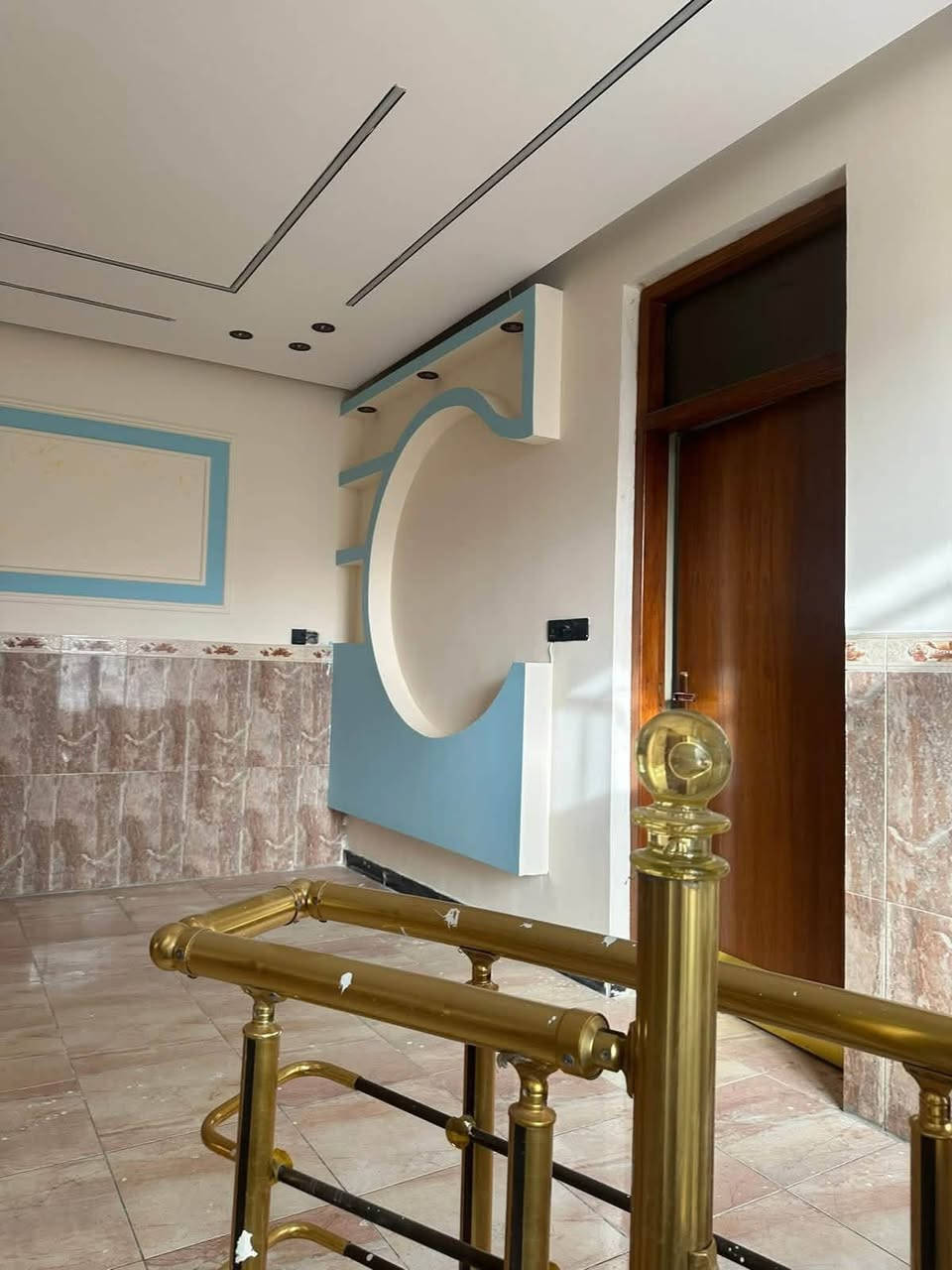 🏠دار حديث للبيع 

مساحة١٥٤متر 
واجهة ٧ نزال ٢٢ 

 📍في الشعب منطقه الكويتي
 واجهة حجر ومرمر ديكورات لكل لبيت 
يحتوي كراج وخدمات خارجيه واستقبال ومطبخ وصاله كبيره ومنور وغرفه نوم وحمام معزول وتواليت وترك وطابق الثاني ٣ غرف نوم وهول كبير وخدمات معزوله وبيتونه كبيره وسطحين  
:::::::::::::::::::::::::::::::::::::

مكتب ارض الخيرات 
***********
***********
