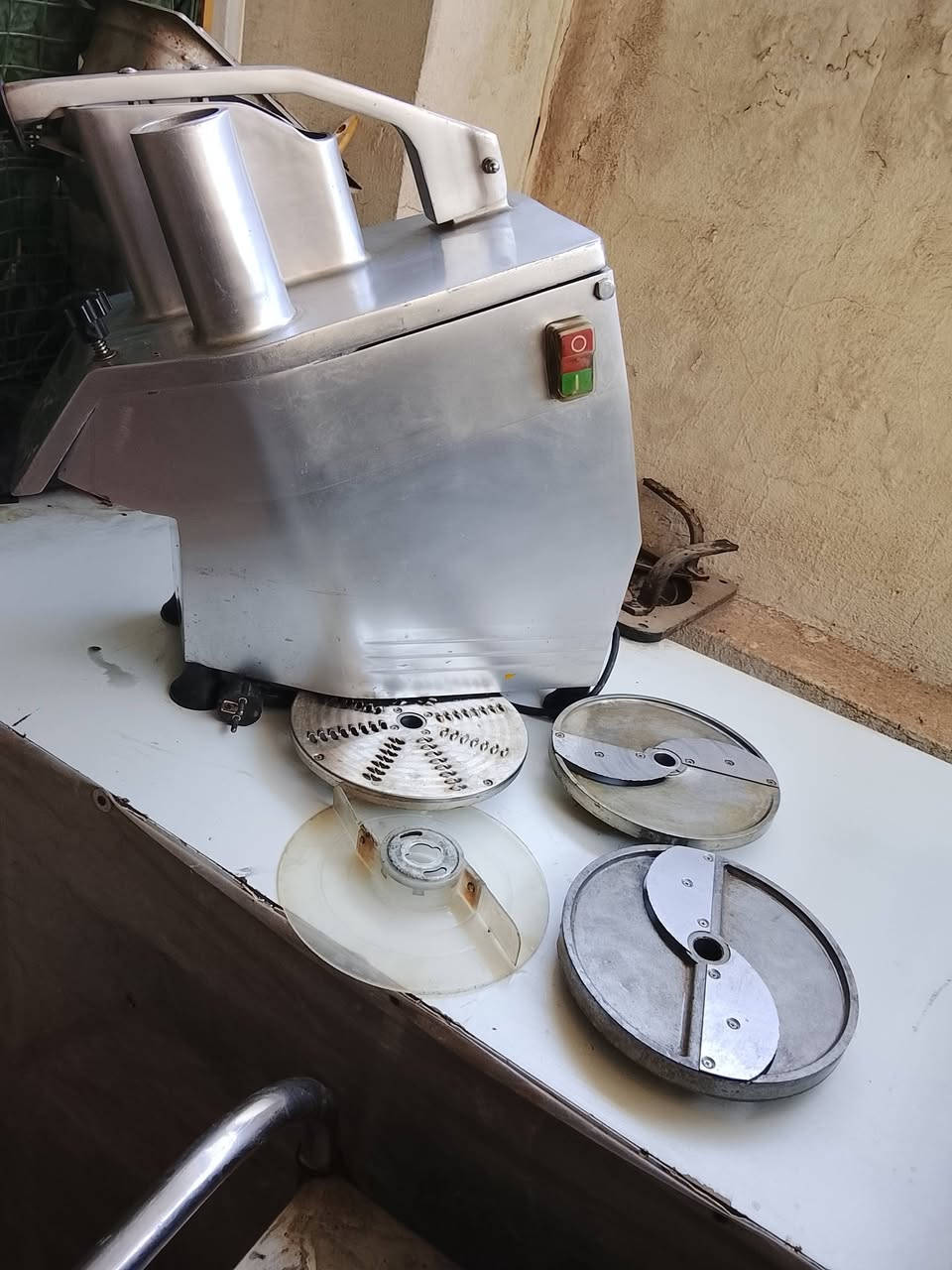 السلام عليكم اغراض مطعم للبيع قشارة بطاطه حجم 30 كيلو 450 الف قطاعة خضار مع 3 اقراص 400 الف خلاط حمص 5 لتر 300 الف بغداد ***********
