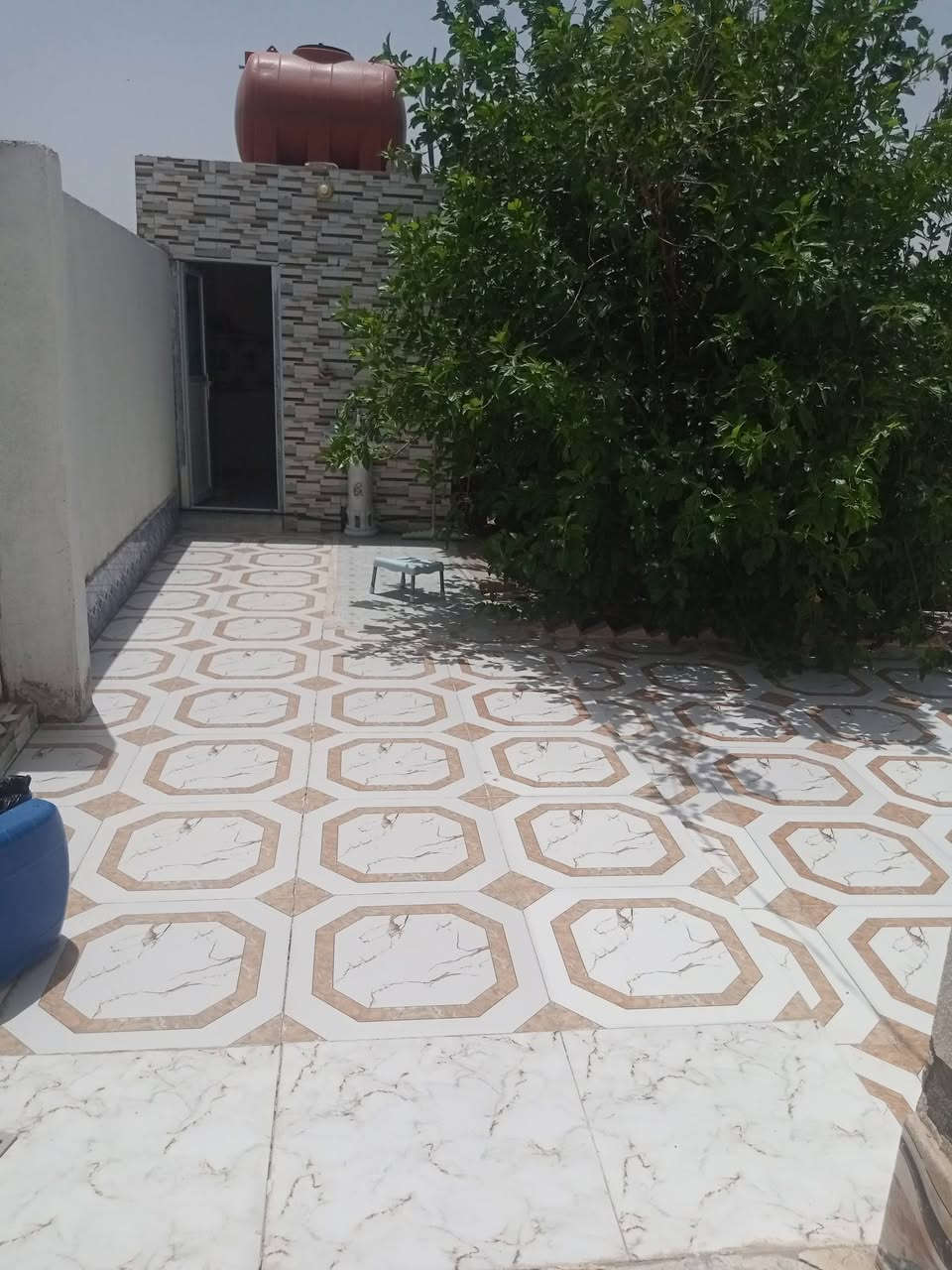 سلام عليكم بيت للبيع في حي الحكيم الأولى مساحةالبيت 600متر متوفر جميع الخدمات  يتكون البيت من ديوانيه خارجيه هيه وصحياته ستقبال 10متر+غرف نوم 3+مطبخ+حمام داخلي +صحيات البيت خارجيه بستان كامل في البيت مستعجل على البيع كلش تواصل على هذا رقم بي واتساب او تتصل على رقم او ماسنجر
***********
