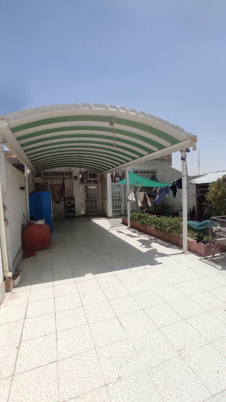 بيت زراعي للبيع بمنقطة العكر الغربي ( جهة الشبكات) مقابيل حي الزقورة
الخدمات موجودة ماء ومجاري وكهرباء
المساحة 300 متر كونكريت بناء حديث طابق واحد 
يحتوي على:
استقبال 
صالة 
مطبخ
غرف عدد اثنين
صحيات داخلية وخارجية
مناور عدد اثنين
للاستفسار الاتصال على ***********
