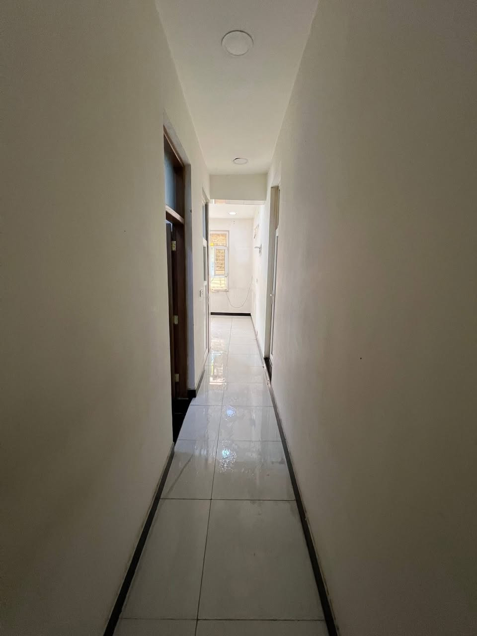 السلام عليكم 
شقه للبيع ملك صرف طابق الارضي الباب علشارع واكو باب على ممر العماره 
مقابل البيت حديقه ماكو جيران مقابيلك وشارع عريض 
مساحه الشقه 80متر تحتوي على غرفتين وصاله ومطبخ ومنور صغير 
كلشي وحد كهرباء ومي وحد 
العنوان الاعظميه المقبره الملكيه 
للاستفسار ***********
