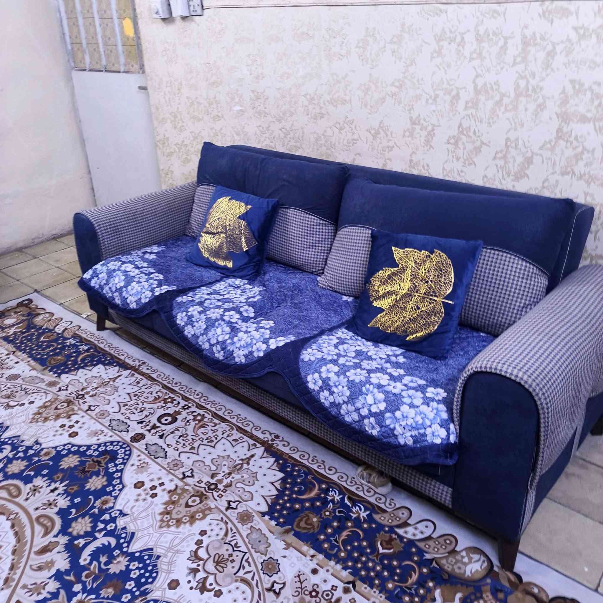 تخم للبيع ثمن مقاعد كبير وثقيل ويتحول الى سرير ومخزن سعره ٤٠٠ للاتصال واتساب *********** مكاني الحريه
