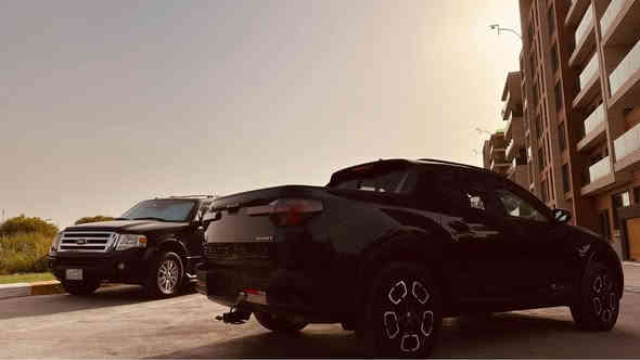 السلام عليكم شباب للبيع هيونداي_سنتاكروز  2023 
 فول موصفات بدون فتحة 
السياره مرقمه بغداد الدولي مثبت لوحات 
سعة المحرك : 2.5 TURBO محركها اقوى و ارقى من العادي 
دفع رباعي 
عدد الاسطوانات : 4
القوة الحصانية : 281 حصان نظام الدفع : كلي HTRAC
ناقل الحركة : اوتوماتيك 8 سرعات

حادث السياره : بنيد وجاملغ يمين شواصي وراديترات بلاديه 
المسافه المقطوعه : 5000

#مواصفات
بصمة تشغيل و ابواب 
تشغيل عن بعد 
رادارات / رادار امامي /رادار جانبي /رادار خلفي
قيادة ذاتية
توقف ذاتي 
كشنات تدفه ‏
كشنات جلد
ستيرت تدفئة                                                 
مري هيتر / رادار / كاميرا
تبريد قطعتين
دفع رباعي  نضام جبلي وثلجي وترابي اوتوهولد . 
صندوك كهرباء 
مسجل ناطق سستم سماعات BOSE
ايوكس وبلوتوث و USB يعمل
مApple CarPlay / Android Auto
دخول ذكي نظام 
حاجب لي
لايتات LED
حماية بودي
نقطه عمياء
مراة تعتيم
اشاراة بالمراياة الجانبيه                                   
 فول تحكم ستيرن                                    
كير أوتو + عادي + شفرات ستيرن
اوتو بريك +بريك بصمة
لايتات 4 عدسات زينون
شاشة كبيره
داخل جلد 
نضام قيادة + سبورت + نورمل + سمارت
مثبت سرعة
تحديد المسار 
دمامات صوت بالدشبول وبالصندوق 
رادار الخطوط البيضاء 
الخريطة ابل كار بلي
‏AUTO HOLD
مصابيح خلفية LED
مصابيح ضباب LED
مكان السياره بغداد الكاظميه مجمع جوهرة المحيط 
بيع او مراوس حسب القناعه 
للاستفسار ***********
واتساب ***********
اكتب السعر 21.500$ وبيها مجال بغداد
