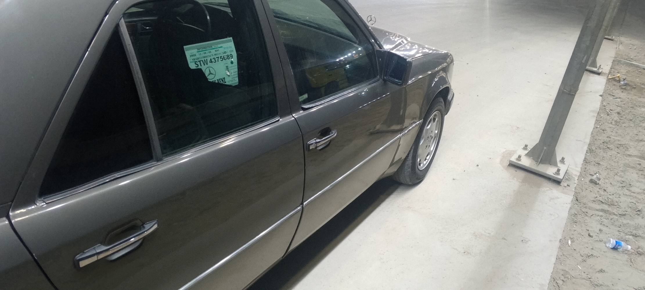 سيارة مرسيدس نظيفة وحديدها جديد. تستقبل صياغة حديثة داخلية وأضواء مميزة في داخله. حالتها العامة جيدة جداً وتناسب العائلة والاستخدام اليومي.