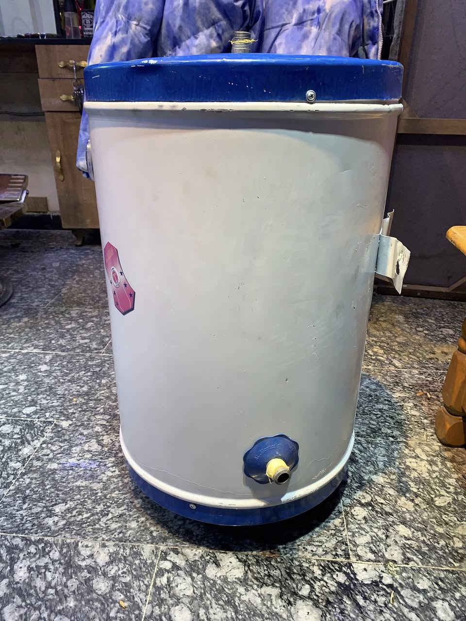 السلام عليكم سخان للبيع ب(35)الف جديد بي عيب الهيتر داخلي مكسور بي مكان الحرية شارع المختار ***********
