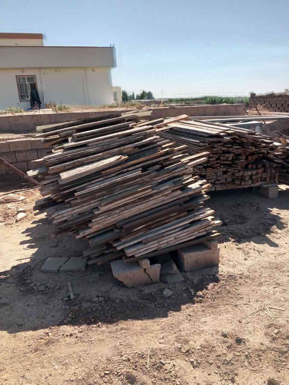 قالب للبيع ينجر.200متر.سطح رباط تقريبا 16مكعب لوحة 25روسي حشب مشتغل مرة.وحدة.بعدة.جديد او بي ما مشتغل ولا شغلة  الاستفسار.***********
