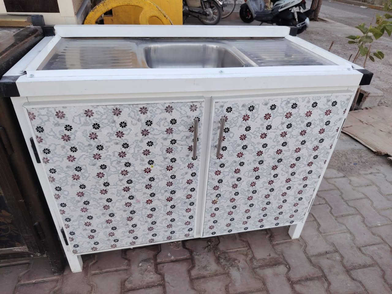 بسم الله وعلى بركة الله
سنك كونتر متر نظيف 
سنك مع زاوية ألمنيوم 
تانكي كيج ١٦ نوع وزن ثقيل مع ميز حديد
شواية كص 
العنوان محل بلدروز مجاور ابو وطن للمفروشات 
رقم الموبايل ***********
***********

