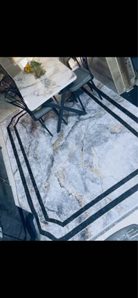 ميز طعام • ٢ كراسي • بحالة جيدة