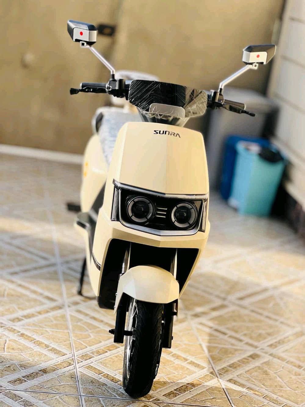 ✨ دراجة سونرا –SUNRA ✨
🚴‍♂️ من الصانع العملاق SUNRA العالمية – موديل 2026
بيها ضمان 3 سنوات ملف 
وا ضمان باتري سنة
وا عقل سنة ونص 
وبي بعد 30 شغله بيها ضمان
كتلوك موجود 
🔰 المواصفات:
🛞 ملف 1500 حقيقي برسنس حقيقي 100 بل 100 يعني جيب مال السوك المكتوب علي 3000 شرط العندي انشط
🔋 6 بطاريات كرافين كرافين مو عاديات  – 26 أمبير ⚡ 72 فولت
🚀 سرعة حقيقية 60 كم/س بتحكم 3 سرع
📏 مسافة مقطوعة بالشحنة الواحدة: 50 – 60  كم (حسب الاستخدام والسرعة والوزن المحمول)
حقيقي مو وهمي الكيج
 نضام P
🔄 نظام الرجوع للخلف R 
🛑 بريك هايدروليك دسك بكفاءة عالية
🌀 دبلات هايدروليك أمامي وخلفي – راحة ونعومة على الطرق
📺 شاشة رقمية لعرض المعلومات والسرعة
🔑 بصمة عدد 2 + تشغيل عن بعد وسويجين
🚨 جهاز إنذار ضد السرقة
💺 كشن سياحي مريح لشخصين
📦 مساحة تخزين واسعة تحت الكشن
🔌 منفذ شحن UPS للموبايل
💡 لد لايت أمامي عالي الوضوح + رماش عالي/واطي
🔴 بك لايت لد بتصميم مميز
🌟 لد أمامي وجانبي نهاري/ليلي عصري
🚦 إشارة رباعية لزيادة الأمان
🦾 استاند عدد 2 (وسطي + جانبي) بي حساس من ينزل ما يمشي المطور 
 ( ألون  مميز ) 
🚀 قوة وأداء لا مثيل له… خيارك الأمثل على الطريق
ماطور رزن تمشي بي 50 وتعوف ايدك لا يمني ولا يسر يروح 
شرط حالو حال الريان اذا ما اضبط 
كلو مختم SUNRA
يوم 2/11  اخذتو ول وصل موجود 
✅ ☎️( ***********)
 السعر 850 بي مجال او مروسه 