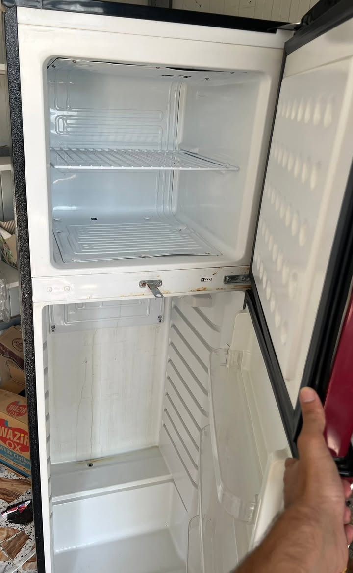 ثلاجه للبيع بيها ليك داخلي ابيع كشر وماطور اضمنه .. اما الليك الداخلي لازم تأسسلها بواري خارجي وتشحن غاز .. رايدها ب 150 وبيها مجال


**إذا كنت صاحب هذا الإعلان وتريد حذفه لأي سبب، رجاءا أرسل رسالة إلى الدعم الفني**