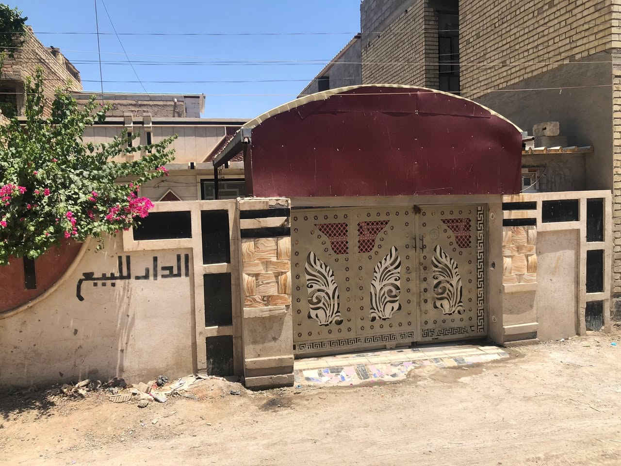 سلام عليكم بيت مساحه 200متر للبيع البيت كامل وحديقه بيه وغرفه فوق واحده للستفسار المراسله خاص او على الرقم *********** بيه واتساب المكان حي السكلات الشهداء
