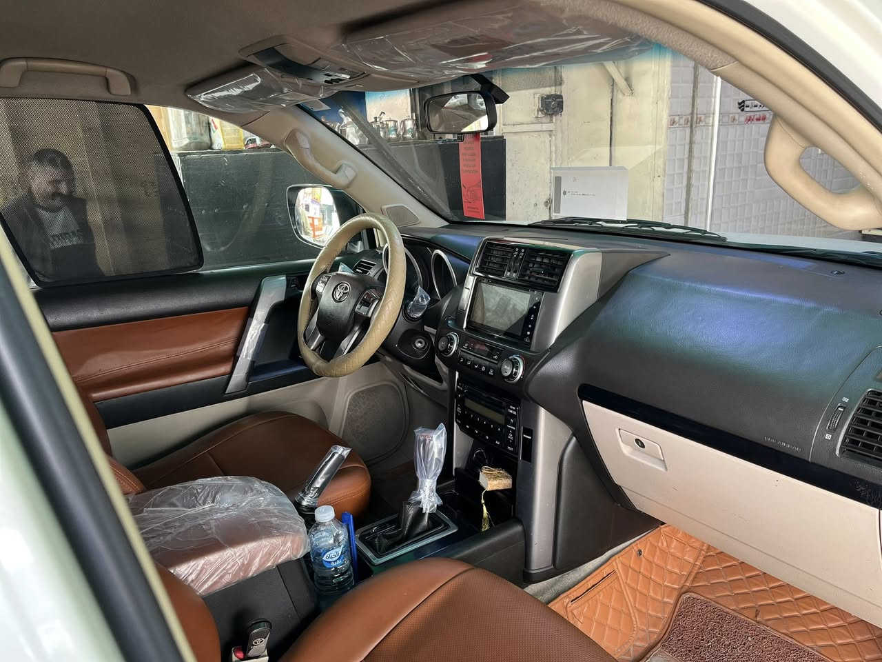 السلام عليكم للبيع او مراوس حسب القناعه
تيوتا برادو موديل 2010 محدثة 2017 
ماشية 240
مواصفات معروفة 
.7 راكب 
.تبريد 3قطع +ثلاجة 
.سبير تعليك 
. حساسات امامي خلفي 
.شاشة نفكيشن
كامرة خلفية+سيدي جنجر 
لايت زنون
محرك اربعه سلندر
2700cc
سيارة مكفولة كفالة عامة
 عدة  التحديثه الدعاميات 
مكان السيارة بغداد
رقم السيارة بغداد انكليزي 
السعر 225$
للاستفسار /***********
