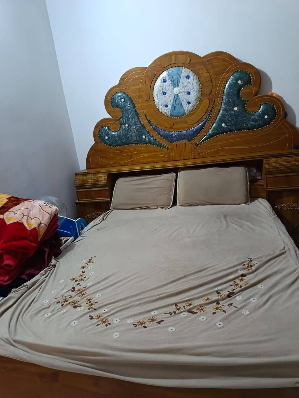 عرفه اخشاب للبيع جديده مابيها اي خدش سعره مليون 100وبيه مجال الاستفسار هذا رقم ***********
