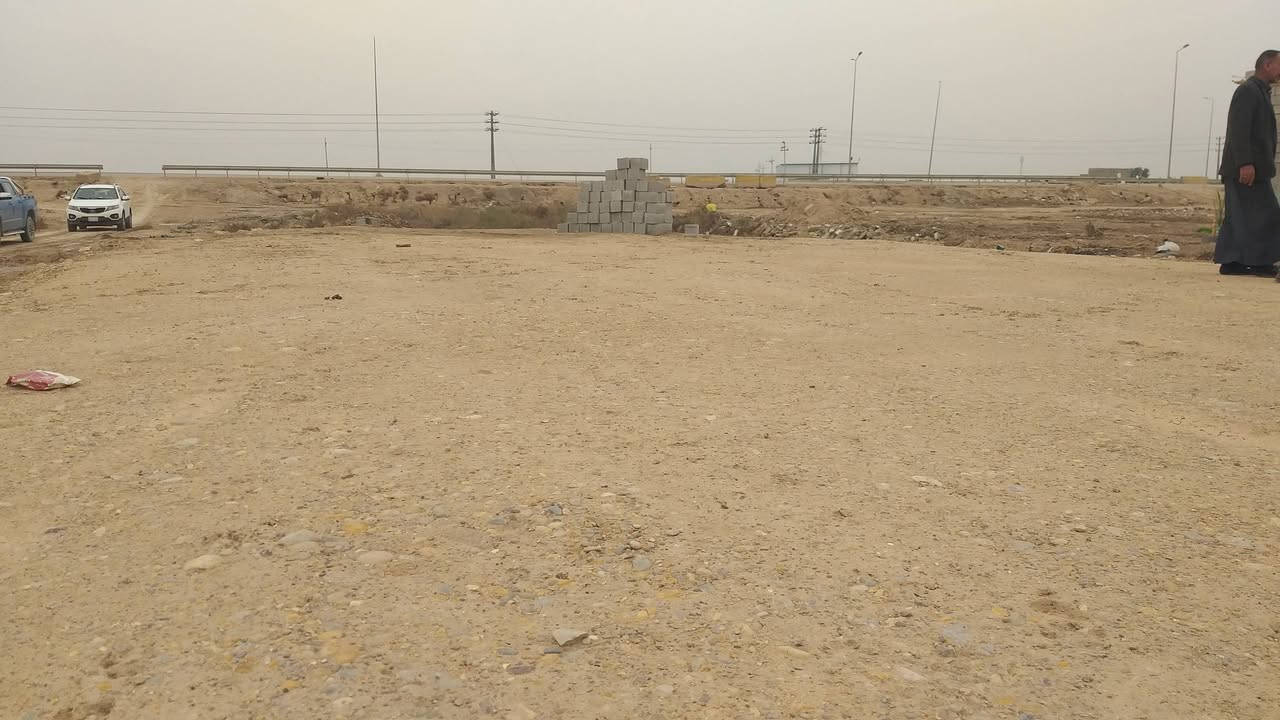 السلام عليكم قطعه أرض ركن 1000م للبيع مدفونة ومرقمة من قبل البلدية في الكوت منطقة حي  الحكيم بالقرب من السايدين شارع العمارة على وجة الحولي الوجة 23م والنزال 44م ومتوفرة كافة الخدمات السعر 65 وبي مجال الاستفسار الاتصال على هذا الرقم ***********
