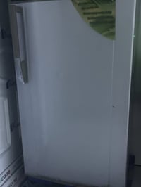 ثلاجه كبيره • نظيفه • تحتاج محامل