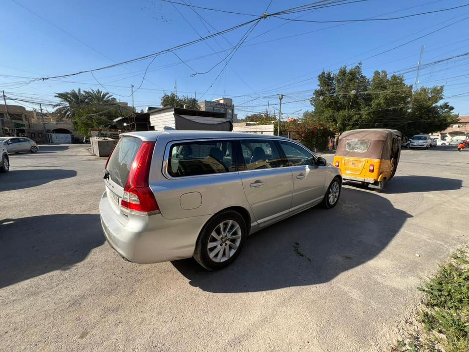 📣 للبيع: فولفو V70 موديل 2016 🇸🇪
سيارة عائلية راقية بمواصفات أمان عالمية، نظيفة جداً وجاهزة للاستخدام.
• الموديل: 2016 (الجيل الأحدث).
• اللون: فضي (Silver) ملوكي.
• الحالة: نظافة ممتازة، داخلية واسعة، وتبريد ثلج ❄️.
• الأمان: رادار، نظام ثبات، إيرباكات كاملة (مواصفات الفولفو المعروفة).
• المميزات: شاشة، حساسات، تحكم ستيرن، ويل كب بلادي.
📍 الموقع: [بغداد ]
📞 للتواصل
0771 399 1160
