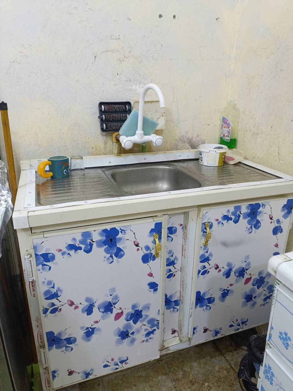 كاونتر مع سنك 3 قطع تركي تزكام درجة اولى ثكيل كلش نضيف قياس الكاونتر مترتين وقياس السنك متر سعر مناسب اني مكلف بلنشر الاتصال بلرقم واتساب موجود 
***********
