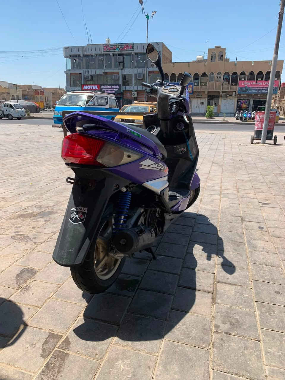 سلام عليكم دراجه سكنس فحل نوزل دراجه كامله وحلوه كلشي شغال بيها بس الشاره واكفه مكينه اكسل اكلجات كله نضيفات مكان مدينه الصدر رقم *********** السعر 400وبيهزمجال حك الجيه دراجه خير من الله
