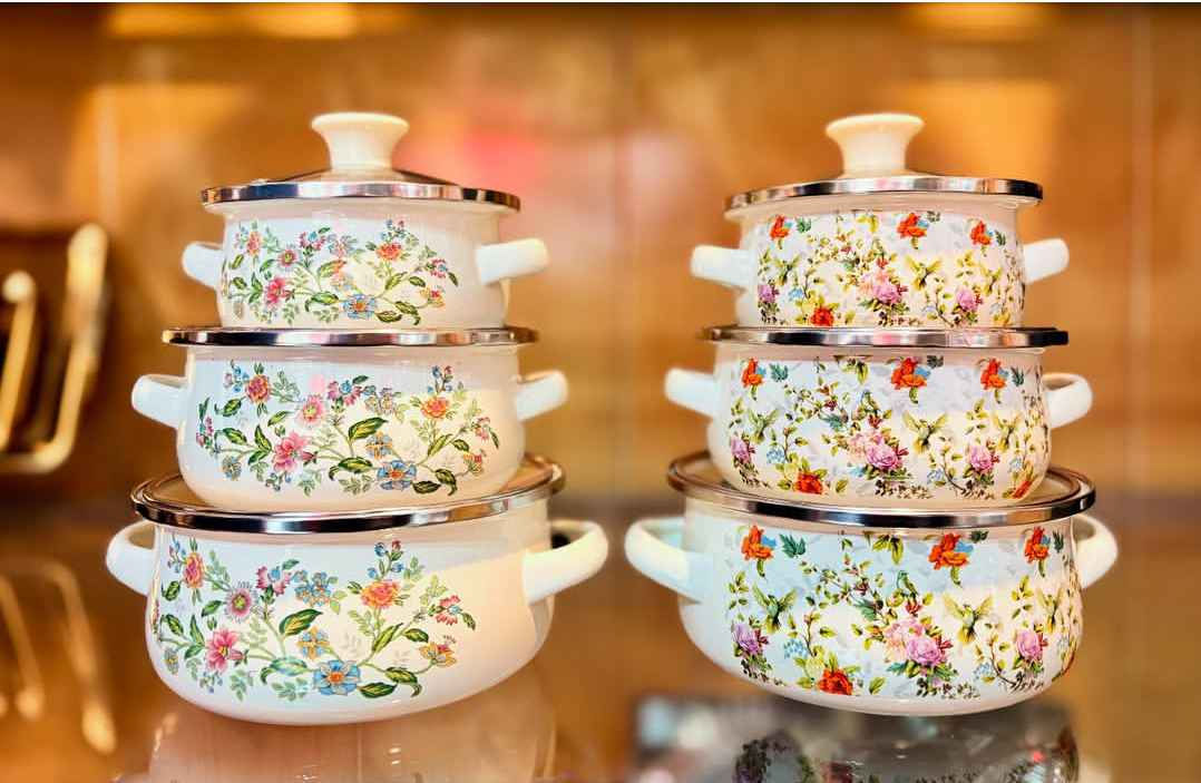 سيت قدور مينا ثلاثي صغير بغطاء زجاج – نقش ورد ملون
طبخ الرز، الشوربات، العدس، والمعكرونة بكميات صغيرة.
تسخين الطعام وحفظه ساخناً لفترة أطول.
مناسب للعوائل الصغيرة أو الاستخدام اليومي السريع.
مثالي للمطابخ الصغيرة والشقق.
مصنوع من معدن مطلي بطبقة مينا حرارية مقاومة للصدأ.
طلاء داخلي أملس غير قابل للالتصاق وسهل التنظيف.
أغطية زجاج حراري شفاف لمراقبة الطعام أثناء الطبخ.
حافة ستانلس ستيل مقاومة للحرارة والصدمات.
مقابض جانبية مريحة وثابتة لسهولة الحمل.
تصميم نقش ورد ملون أنيق يضيف لمسة جمالية للمطبخ.
توزيع جيد للحرارة لطهي متوازن.
مناسب للاستخدام على الغاز.
يفضل استخدام ملاعق خشبية أو سيليكون للحفاظ على طبقة المينا.
غير مخصص للاستخدام داخل المايكرويف.
يُغسل يدوياً للحفاظ على جودة النقش الخارجي.
للحجز والاستفسار مراسلة الصفحه تتوفر خدمة توصيل لجميع المحافظات بغداد, العراق


**إذا كنت صاحب هذا الإعلان وتريد حذفه لأي سبب، رجاءا أرسل رسالة إلى الدعم الفني**