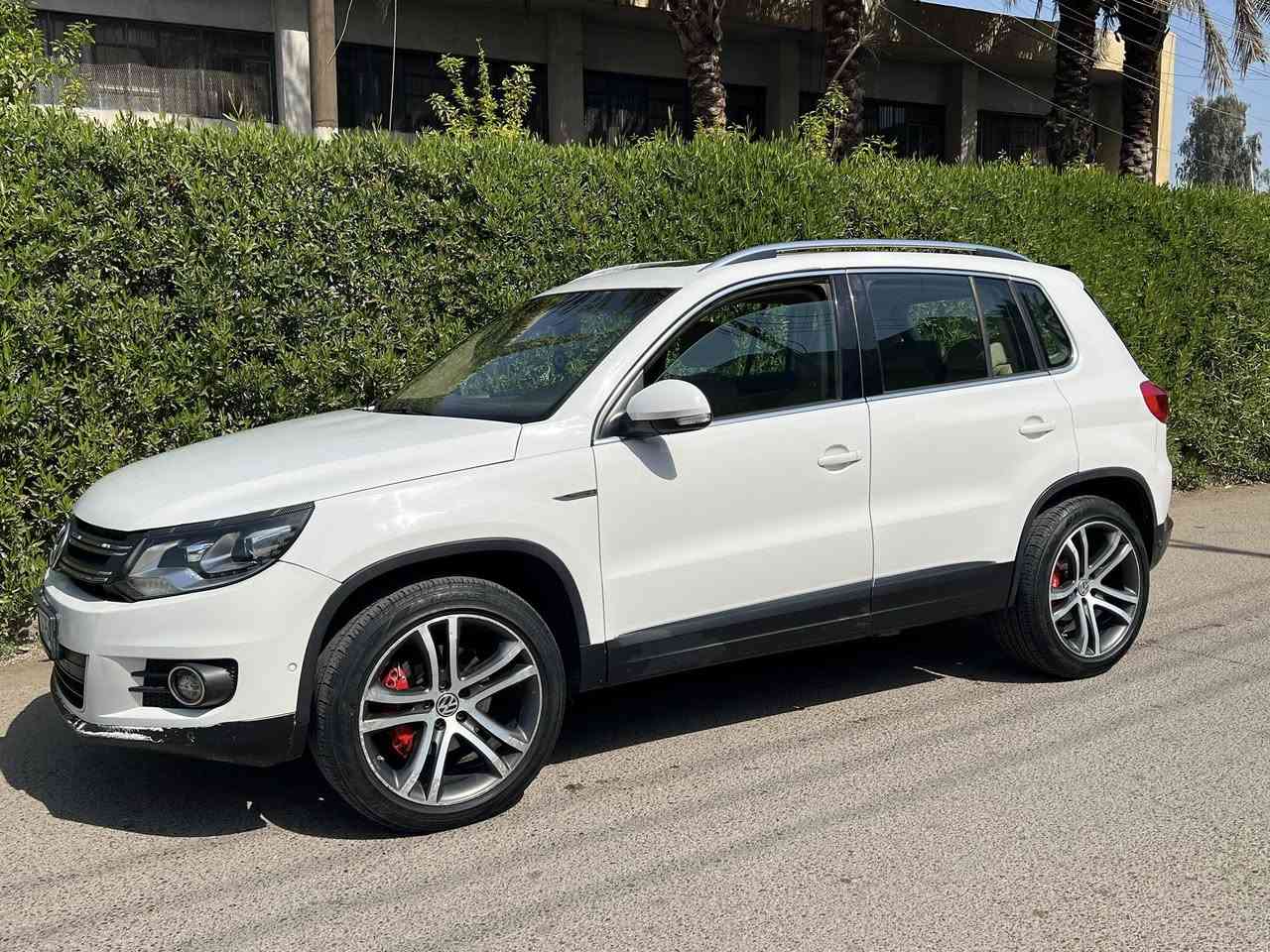 السلام عليكم
فولكسواكن تيكوان 2013 خليجي بدون ضرر بيها فقط صبغ البنيد بدون ضربه فول مواصفات 1/1 
السعر 103 وبيها مجال بسيط 
محرك 2000 تيربو 
رقم بغداد بأسمي تحويل ثاني يوم سنويه هزه جديدة
مكان سياره بغداد الصليخ 
***********
