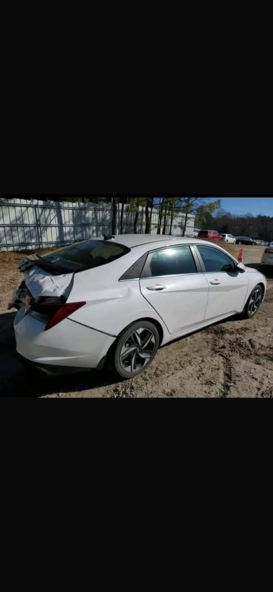 ‏سلام عليكم النترا موديل 22 فول مواصفات Limited سيارة فتحة حادث كمان مو موضح في الصورة مراوس  حسب القناعة سيارة جديدة ونظيفة استفسار الاتصال على الرقم التالي ***********
