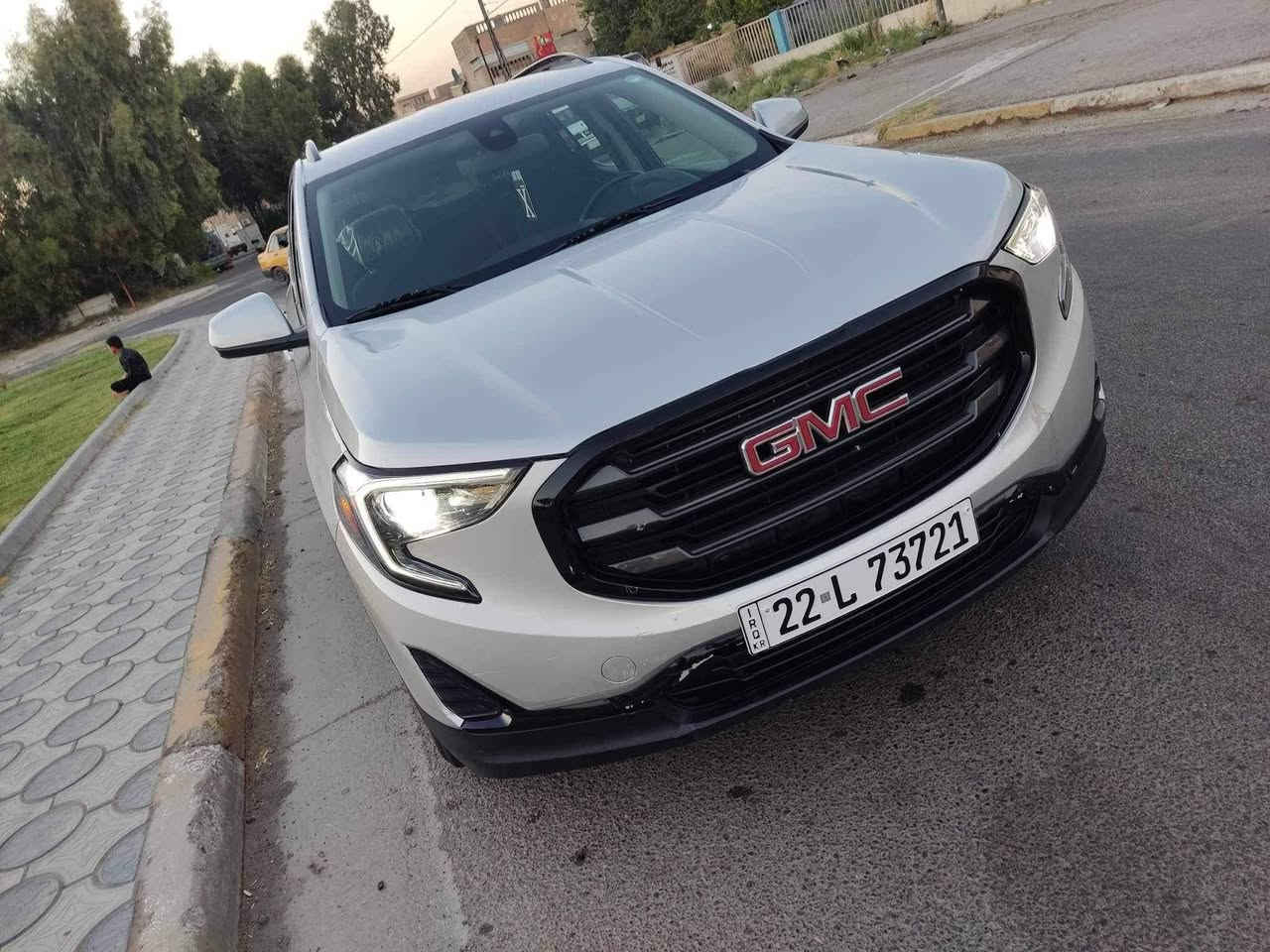 السلام عليكم بجم كبس
جمسي تيران GMC Terrain SLE  موديل 2021
فئة SLE
محرك 1.5 T
جير أوتوماتيك 9 سرعات 
Apple CarPlay و Android Auto
كاميرا خلفية
حساسات خلفية
تشغيل بصمة
تشغيل عن بُعد (Remote Start)
مثبت سرعة
تحكم بالستيرن جهتين 
بلوتوث وUSB
مكيف ممتاز
إنارة LED نهارية
زجاج ومرايا كهربائية
5 مقاعد مع مساحة واسعة
نظام مانع انزلاق وثبات إلكتروني 
وسائد هوائية متعددة

ملاحظة *السيارة بيها 5قطع صبغ بجم كبس كير محرك لغود شواصي مكفولات 

السعر:158 وبيها مجال 

ه‍:***********
