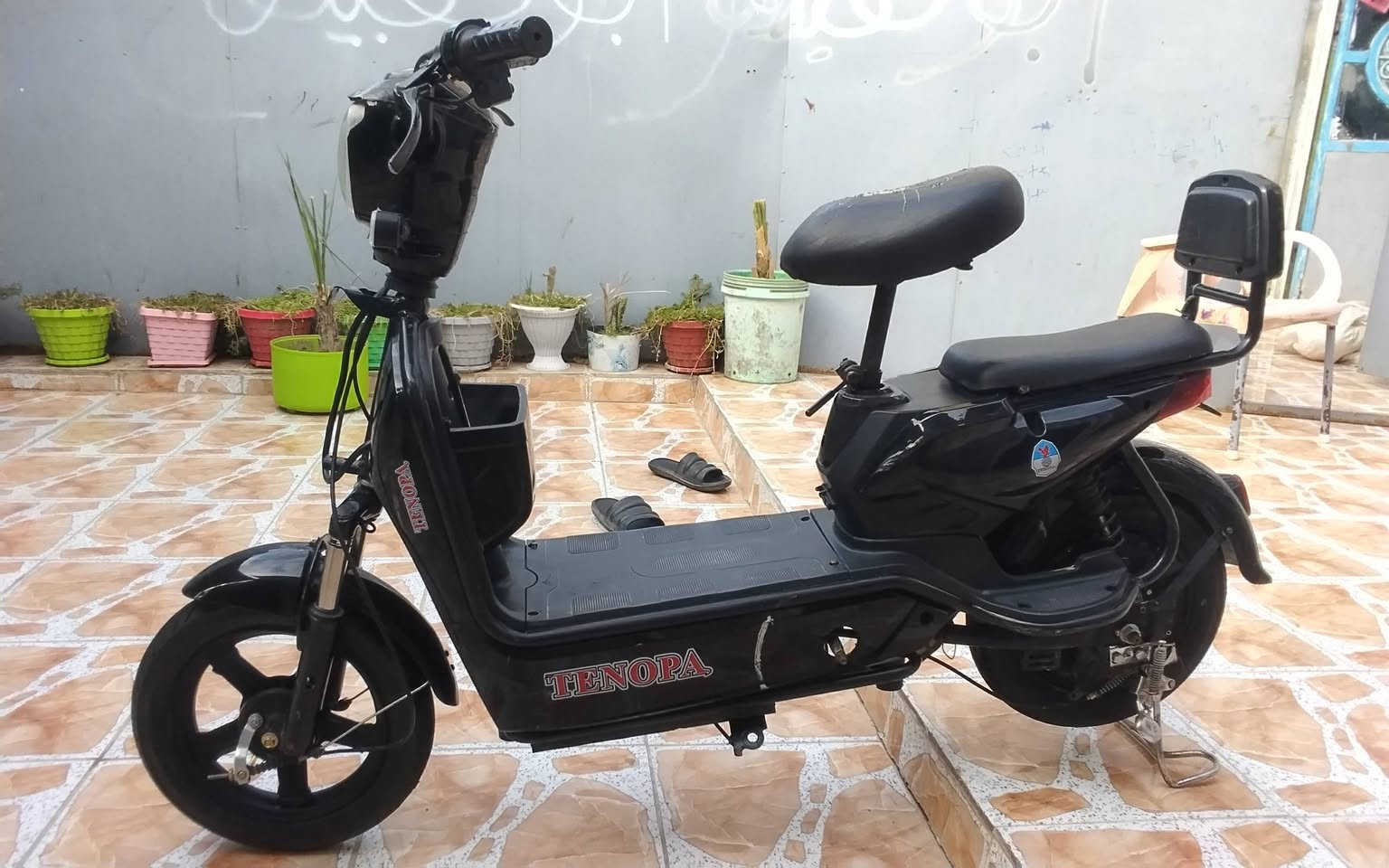 سلام عليكم. 
دراجه شحن البيع 
حجم 14نوعيه ثانيه 
دراجه جديدة. كامله. ما ناقصه اي شي  مال جناي  دراجه  تواير جديد     بطاريات.  جديد  وياها غراض  بيدرات زنجيل وسله ماميه  
مديل 25. دراجه نضيفه سعر 210بيها مجال ***********
