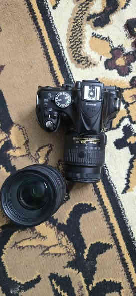 السلام عليكم 
كاميرا نيكون 5200 جاهزه من كلشي ونظيفة 
تصور صور وفيديو طبيعي 
ملحقاته 
عدسة رياضي 70_300
وعدسة 55 
شاحن اصلي 
كلشي شغال بيه تفحص وتاخذه السعر 350وبيه مجال للشراي 
المكان الناصرية الشطرة 
اتصل ع رقمي او خاص بخدمتك ***********
